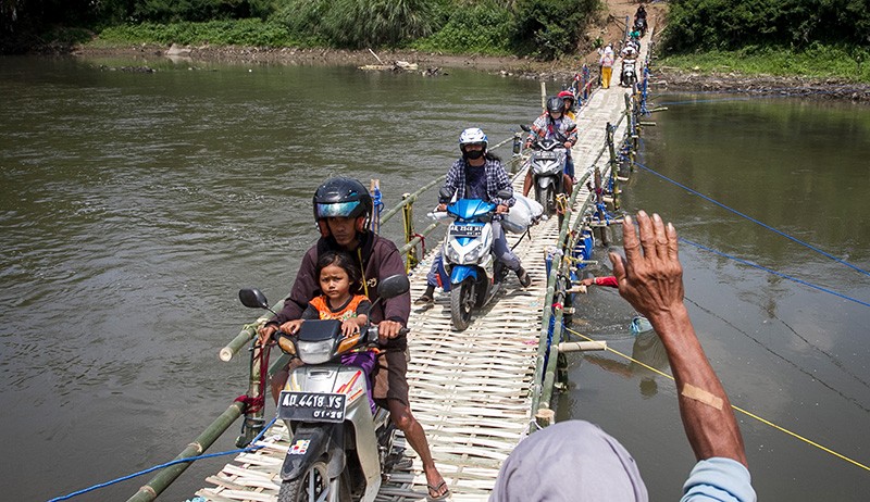 Warga Sukoharjo Gotong Royong Buat Jembatan dari Bambu dan Drum - Bagian 2