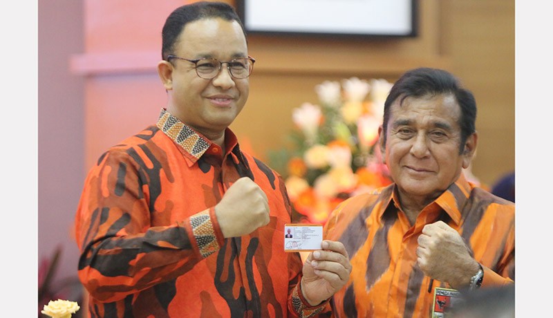 Potret Anies Baswedan Pakai Batik Motif Loreng Khas Pemuda Pancasila - Bagian 1