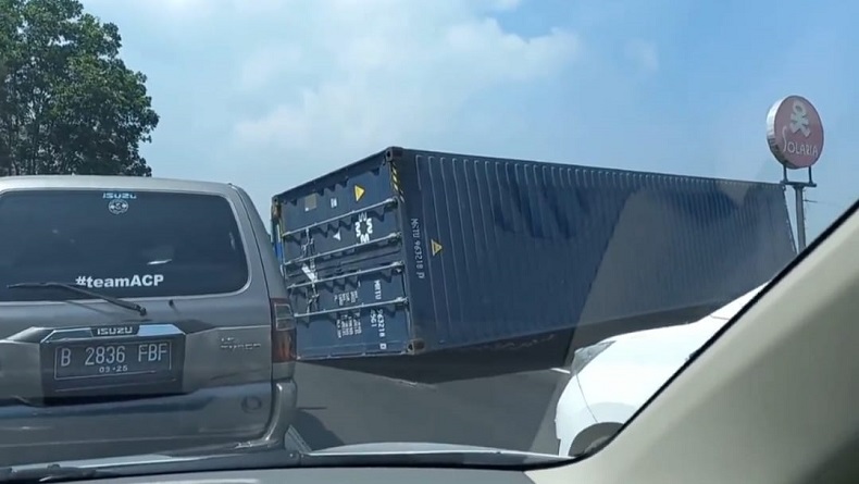 Gegara Tak Kuat Nanjak, Kontainer Terguling di Tol Cipularang, Lalu Lintas Macet Parah