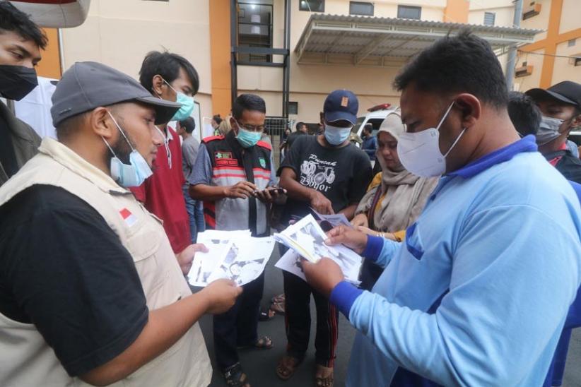 Keluarga Korban Kerusuhan Stadion Kanjuruhan Mendatangi RS Saiful Anwar Malang - Bagian 1