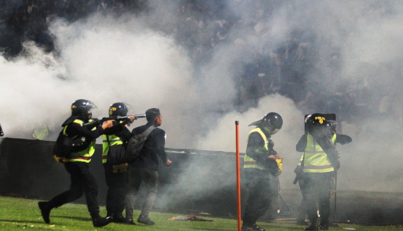 Foto-Foto Kerusuhan Sepak Bola Arema vs Persebaya, Polisi Tembakkan Gas Air Mata - Bagian 1