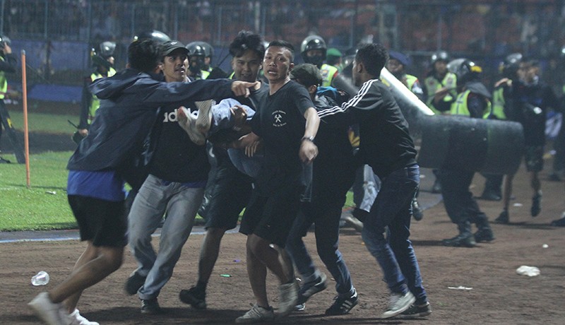 Foto-Foto Kerusuhan Sepak Bola Arema vs Persebaya, Polisi Tembakkan Gas Air Mata - Bagian 2