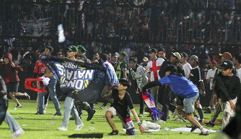 Foto-Foto Kerusuhan Sepak Bola Arema vs Persebaya, Polisi Tembakkan Gas Air Mata - Bagian 3