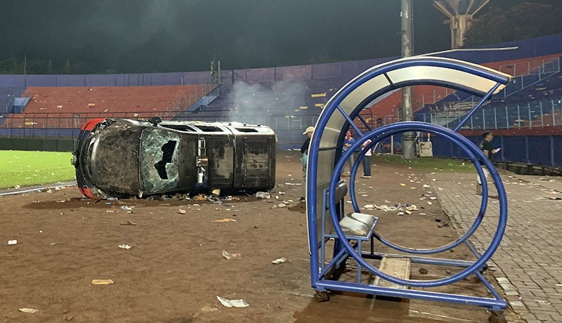 Foto Kerusuhan di Stadion Kanjuruhan, Sejumlah Mobil Polisi Hancur - Bagian 3