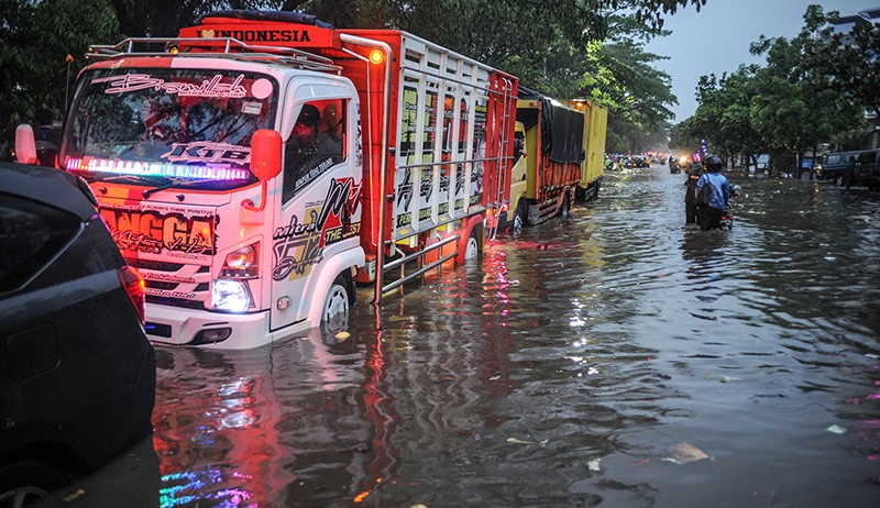 Puluhan Motor Mogok Terendam Banjir di Bandung - Bagian 2