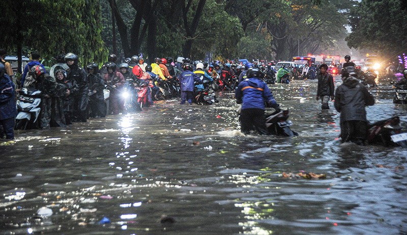 Puluhan Motor Mogok Terendam Banjir di Bandung - Bagian 1