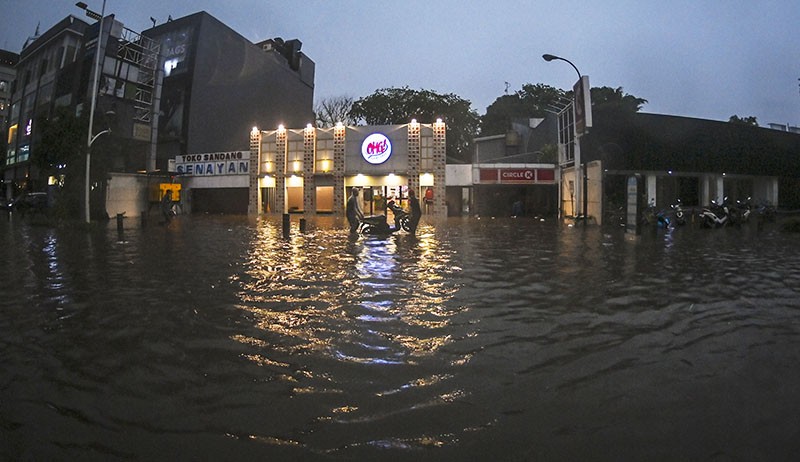 Banjir Rendam Kawasan Kemang Raya, Kendaraan Tidak Bisa Melintas - Bagian 1