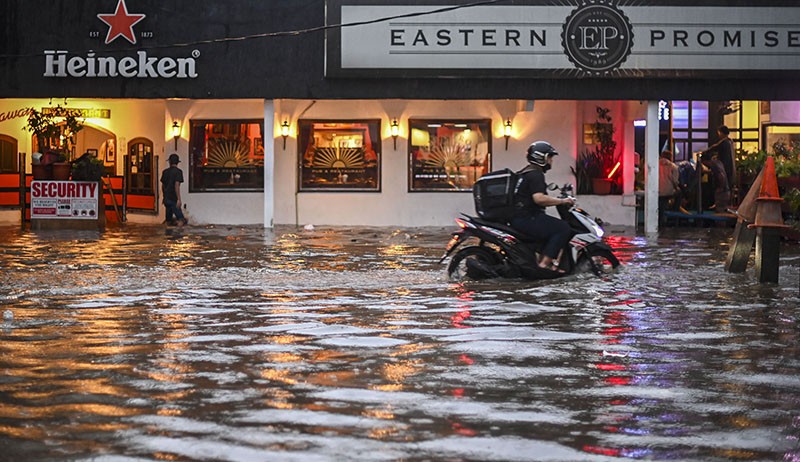 Banjir Rendam Kawasan Kemang Raya, Kendaraan Tidak Bisa Melintas - Bagian 2