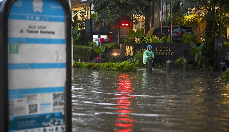 Banjir Rendam Kawasan Kemang Raya, Kendaraan Tidak Bisa Melintas - Bagian 3