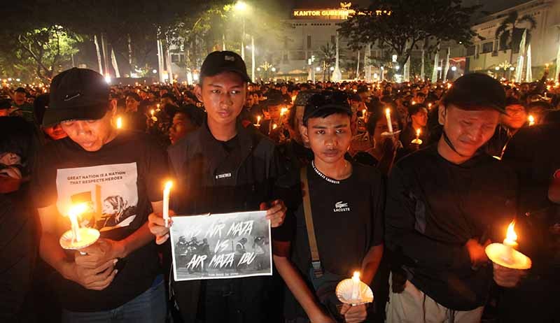 Ribuan Bonek Berbaju Hitam Doa Bersama untuk Aremania Korban Tragedi Kanjuruhan - Bagian 1