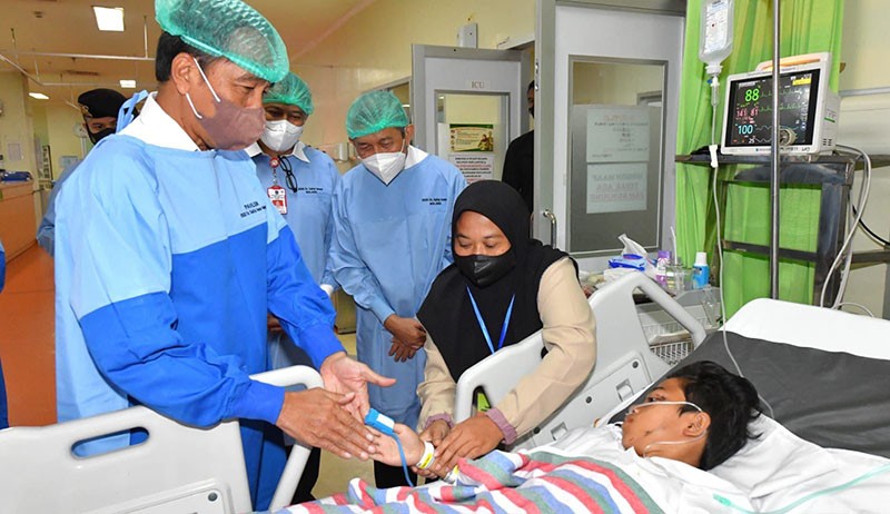 Presiden Jokowi Jenguk Korban Tragedi Kanjuruhan - Bagian 1