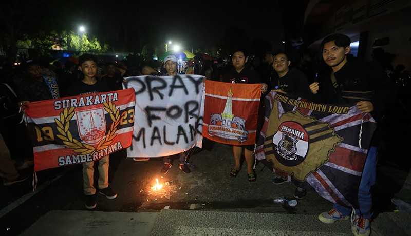 Ribuan Suporter Sepak Bola Indonesia Bersatu, Tuntut Usut Tuntas Tragedi Kanjuruhan - Bagian 4
