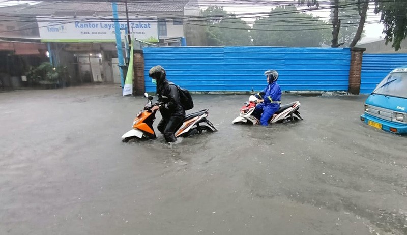 Pengendara Nekat Lewati Banjir di Jalan Cirendeu Raya - Bagian 1