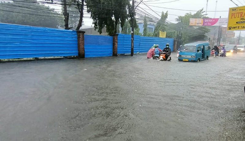 Pengendara Nekat Lewati Banjir di Jalan Cirendeu Raya - Bagian 3
