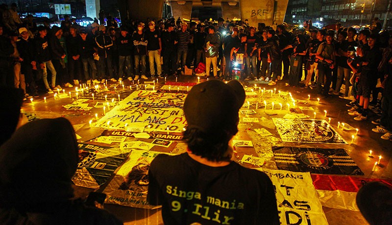 Solidaritas Korban Tragedi Kanjuruhan, Suporter Ultras Garuda Nyalakan 1.000 Lilin - Bagian 1