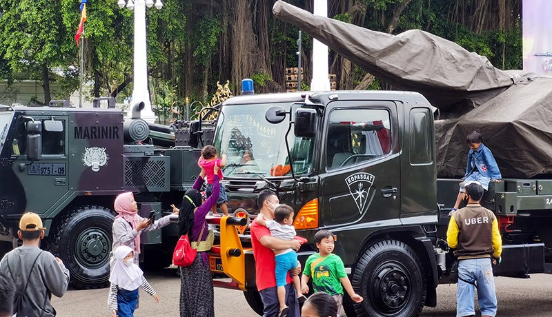 Antusiasme Warga Foto Bareng Alutsista TNI di Depan Istana Merdeka - Bagian 3