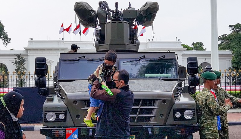 Antusiasme Warga Foto Bareng Alutsista TNI di Depan Istana Merdeka - Bagian 2