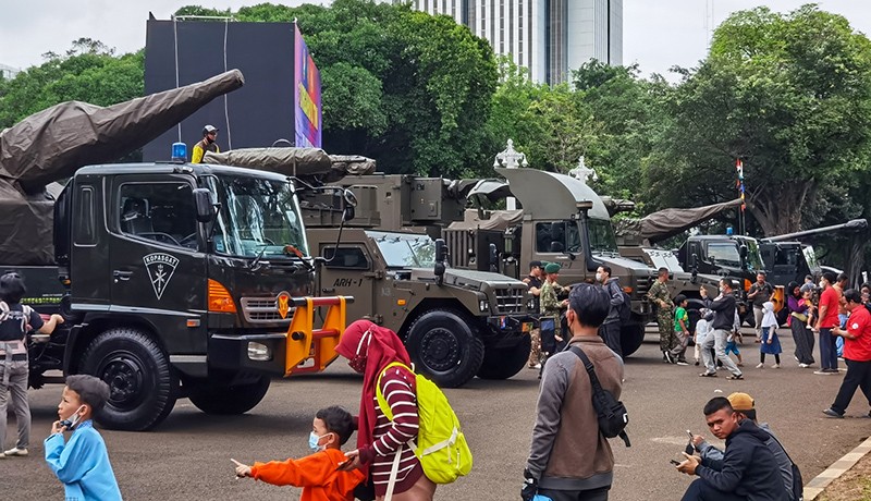 Antusiasme Warga Foto Bareng Alutsista TNI di Depan Istana Merdeka - Bagian 4