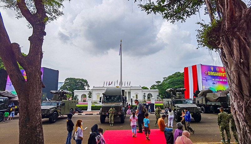 Antusiasme Warga Foto Bareng Alutsista TNI di Depan Istana Merdeka - Bagian 1