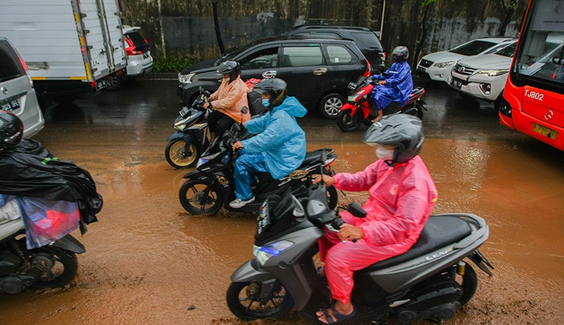 Banjir Surut, Kini Jalan TB Simatupang Jaksel Macet Total dan Dipenuhi Lumpur - Bagian 3