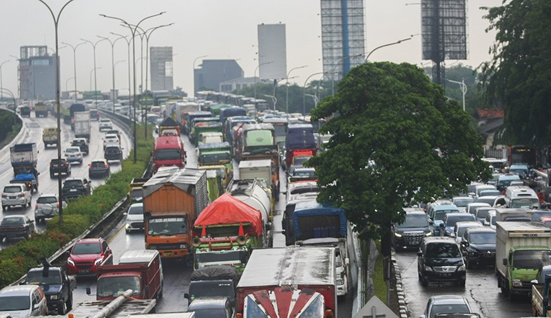 Banjir Surut, Kini Jalan TB Simatupang Jaksel Macet Total dan Dipenuhi Lumpur - Bagian 4