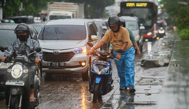 Banjir Surut, Kini Jalan TB Simatupang Jaksel Macet Total dan Dipenuhi Lumpur - Bagian 1