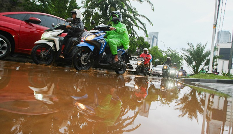 Banjir Surut, Kini Jalan TB Simatupang Jaksel Macet Total dan Dipenuhi Lumpur - Bagian 2