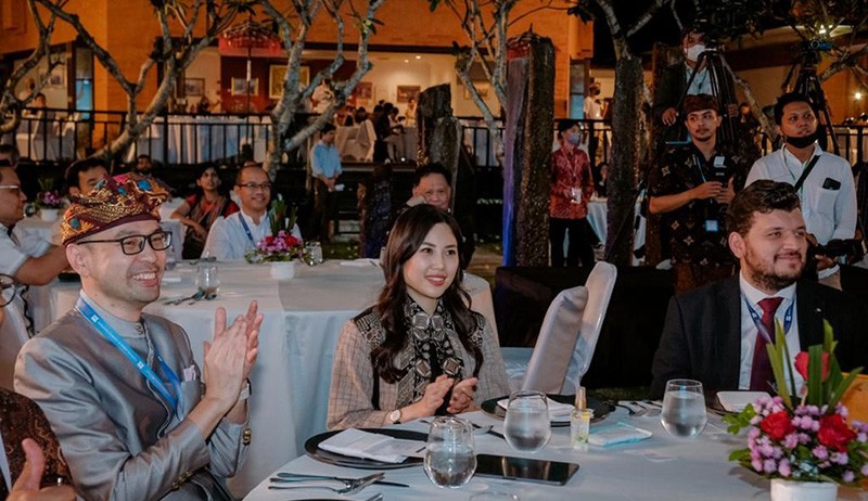 Wamenparekraf Tampil Anggun saat Hadiri Welcoming Dinner Delegasi WCCE di Bali - Bagian 4