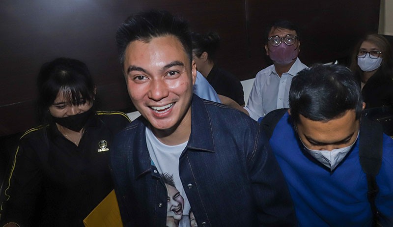 Ekspresi Baim Wong Tertawa saat Akan Diperiksa soal Kasus Video Prank KDRT  - Bagian 2