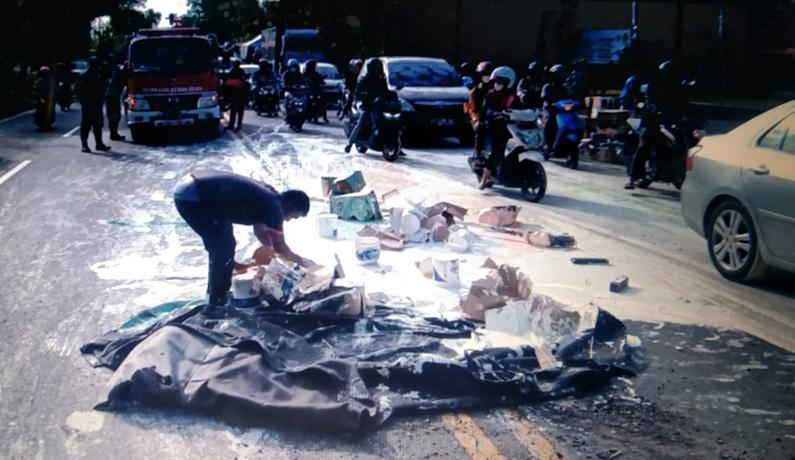 Pecah Ban, Truk Terguling di Jalan Solo-Semarang, Ratusan Kaleng Cat Tumpah Berserakan