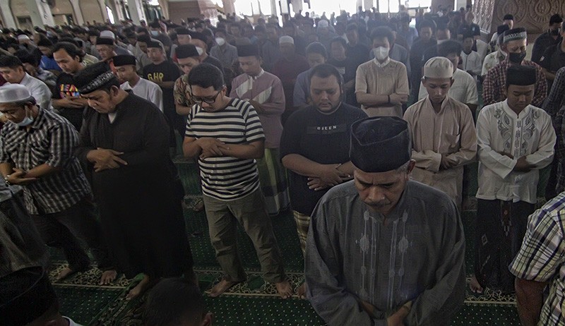 Ribuan Jemaah Sholat Gaib di Semarang Doakan Korban Tragedi Kanjuruhan - Bagian 3