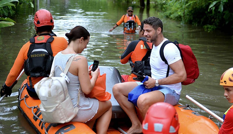 Foto-Foto Bule Dievakuasi dengan Perahu Karet saat Banjir di Seminyak Bali - Bagian 2