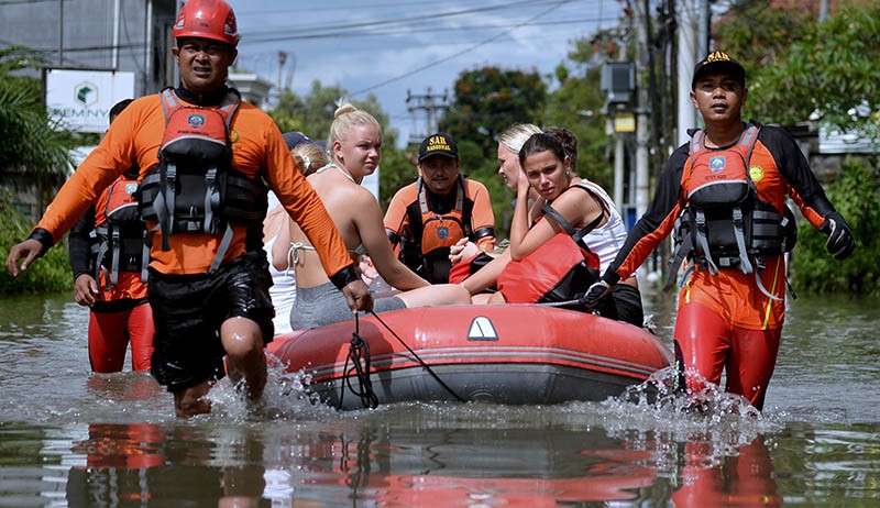 Foto-Foto Bule Dievakuasi dengan Perahu Karet saat Banjir di Seminyak Bali - Bagian 1