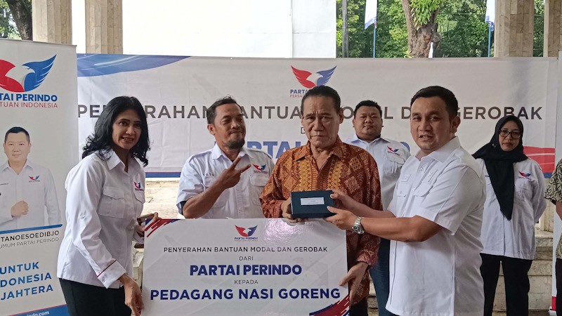 Partai Perindo Serahkan Bantuan Modal dan Gerobak UMKM - Bagian 1