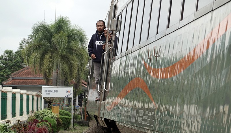 Rel Ambles akibat Banjir di Jateng, Penumpang Kereta Dipindah ke Bus - Bagian 1