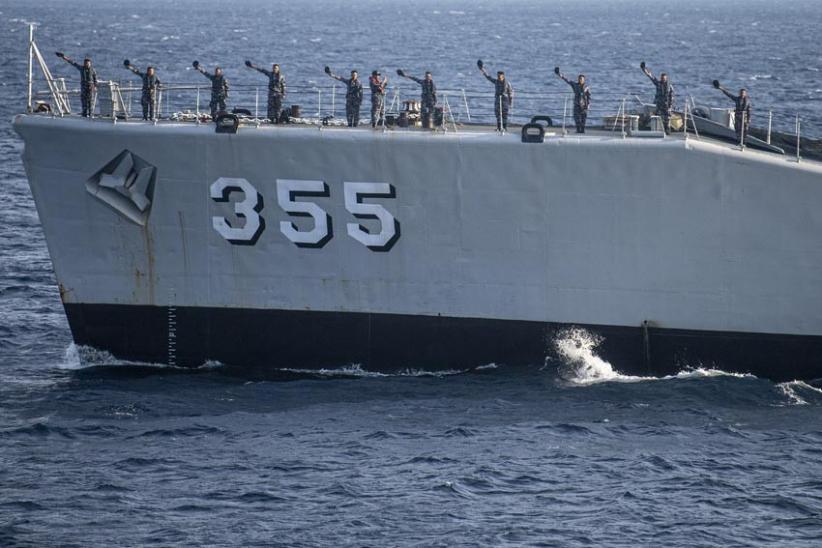 KRI Abdul Halim Perdanakusuma-355 dan KRI Bima Suci-945 Gelar Latihan Passex di Laut Flores - Bagian 1