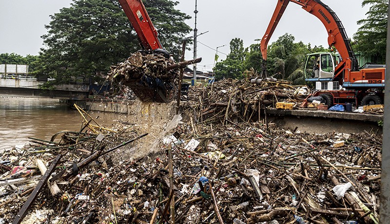 Ribuan Meter Kubik Sampah Menumpuk di Pintu Air Manggarai - Bagian 1
