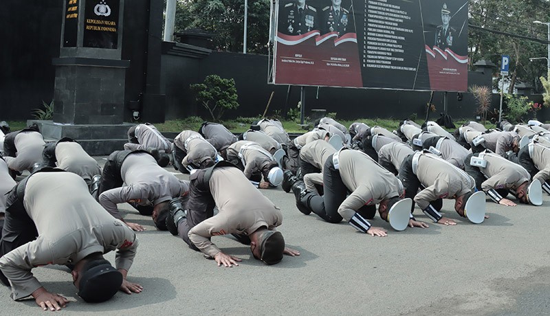 Ratusan Polisi Bersujud di Malang, Minta Maaf Atas Tragedi Kanjuruhan - Bagian 1