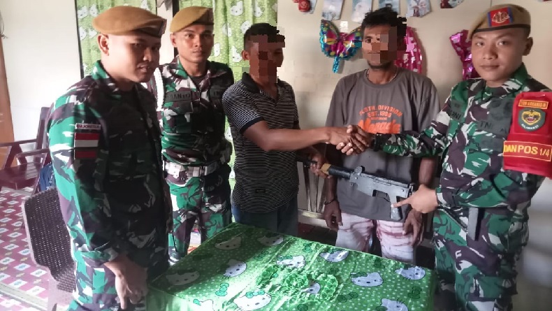 Warga Halmahera Utara Serahkan 11 Senjata Rakitan ke Satgas Organik Yon Arhanud 3 YBY