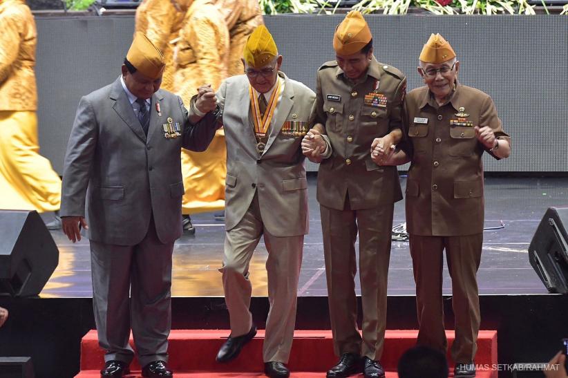 Momen Prabowo dan Jokowi Kompak Tuntun Try Sutrisno dan Ketum Legiun Veteran - Bagian 1