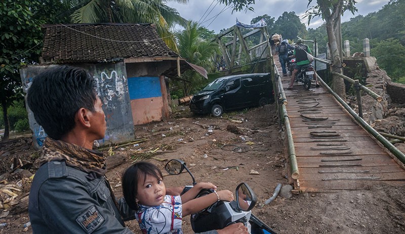 Jembatan Penghubung Antarkecamatan Rusak Diterjang Banjir Bandang di Lebak - Bagian 1
