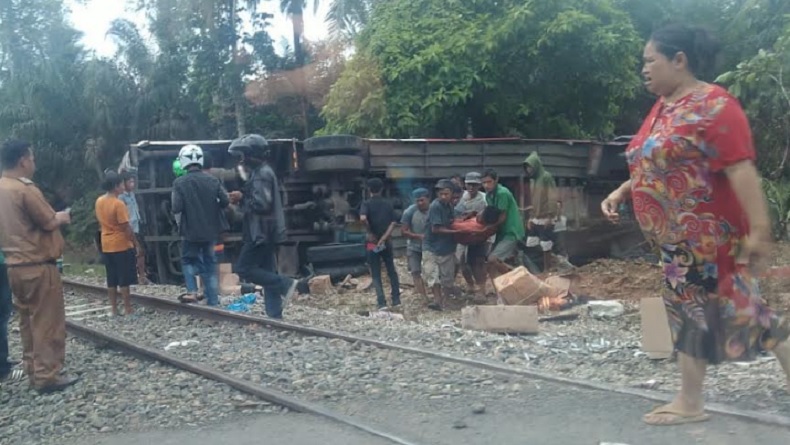 Tertabrak Kereta Api, Bus AKAP di Lahat Terguling