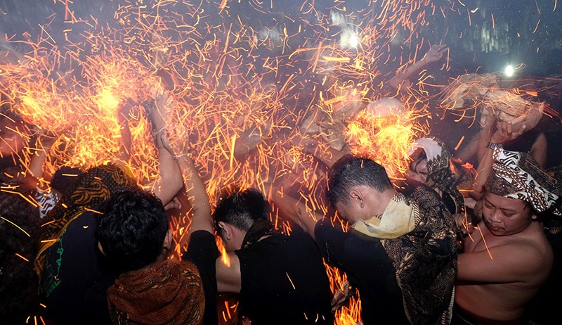 Foto Perang Api Diikuti Puluhan Pemuda Bali - Bagian 1