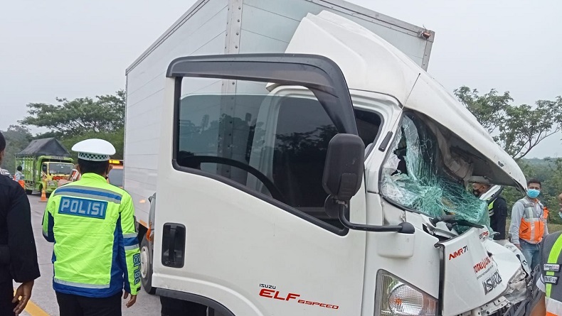Ngeri, Tabrak Belakang Kembali Terjadi di Tol Cipali, Truk Boks Ringsek 1 Tewas