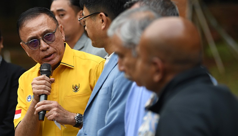 Berbaju Kuning, Iwan Bule Bertemu Perwakilan FIFA dan AFC  - Bagian 3