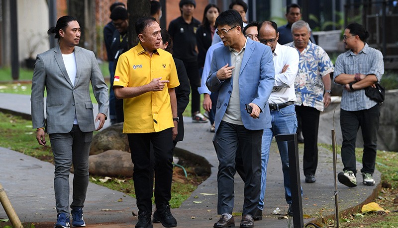 Berbaju Kuning, Iwan Bule Bertemu Perwakilan FIFA dan AFC  - Bagian 2