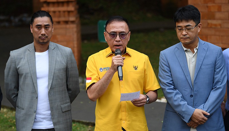 Berbaju Kuning, Iwan Bule Bertemu Perwakilan FIFA dan AFC  - Bagian 1