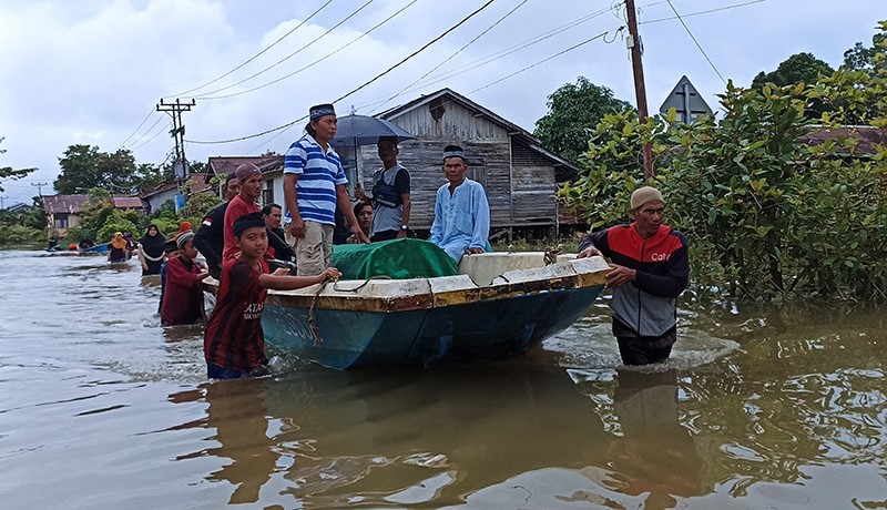 Jenazah Warga Dibawa dengan Perahu Melintasi Banjir di Kalimantan Barat - Bagian 1