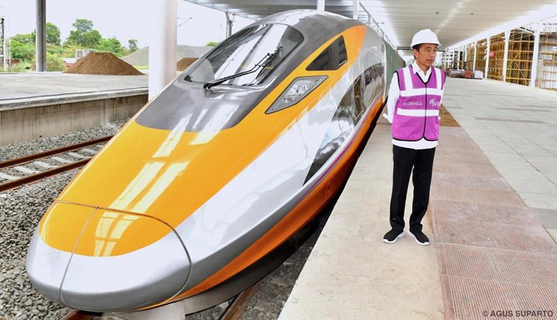 Momen Presiden Jokowi Foto di Samping Kereta Cepat Jakarta Bandung - Bagian 1