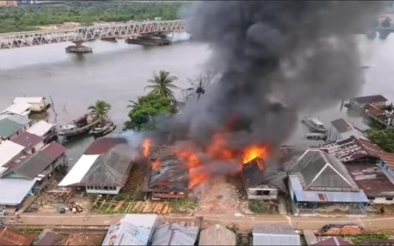 Gudang BBM di Talang Kelapa Banyuasin Meledak, 7 Rumah Terbakar